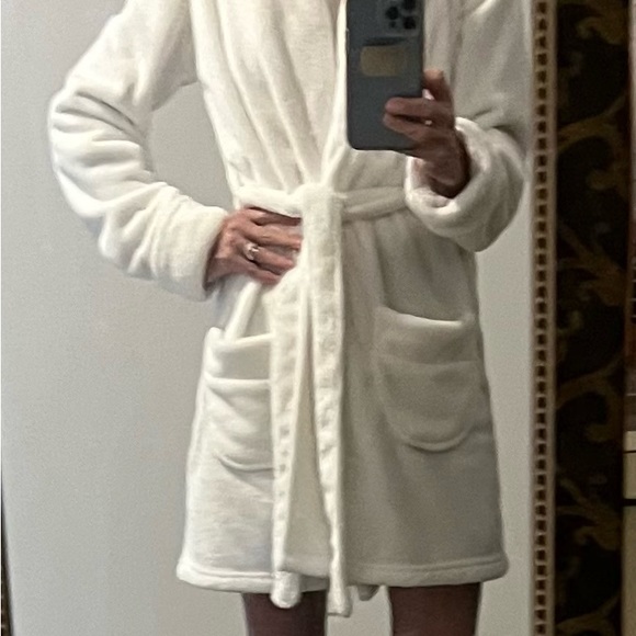 Short White Robe - Picture 7 of 7